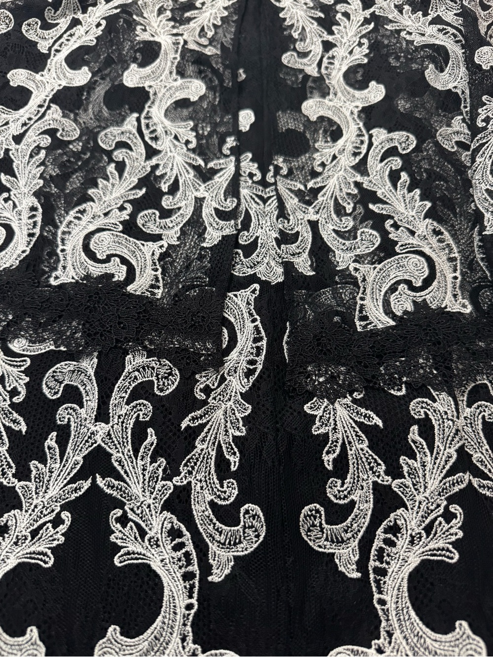 Kobi Halperin Black and White Cold-Shoulder Lace Shift Dress Sz 8 - Picture 8 of 11